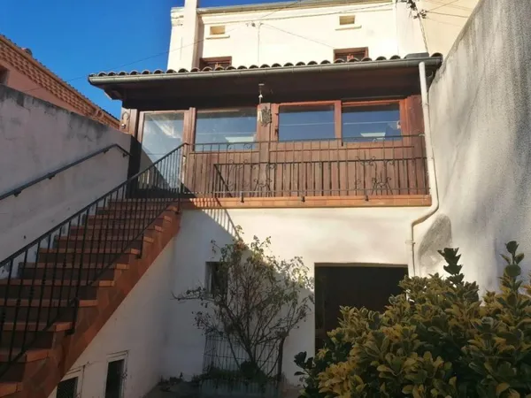 MAISON DE VILLAGE A RENOVER AVEC GARAGE ET TERRAIN