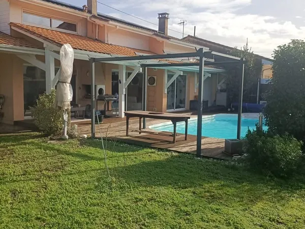 MAISON LUMINEUSE AVEC PISCINE DANS LE QUARTIER RECHERCHE DE