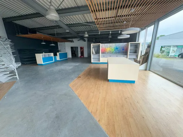Local commercial 300 m²