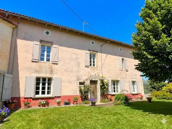 Fabuleuse propriété en pierres avec vues splendides sur la campagne!