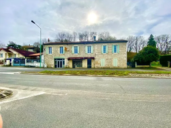 IMMEUBLE COMMERCIAL ET HABITATION EN COEUR DE VILLAGE