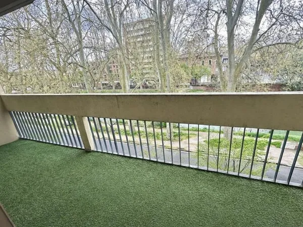 Appartement À Vendre T3 aux allées de Barcelone au 4 ème étage avec ascenseur