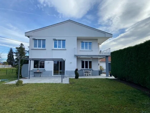 Maison 7 pièces MARINGUES 160m2 + garage double TRES BELLES PRESTATIONS aucuns travaux à prévoir