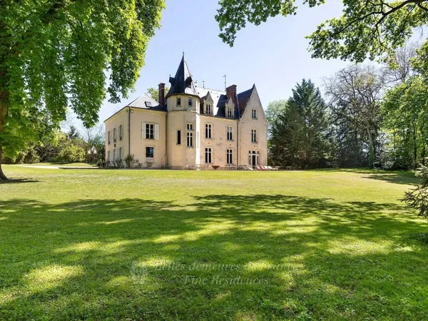 Berry, au sein d'un hameau, confortable manoir XIXè et ses dépendances, nichés au coeur d'un écrin d
