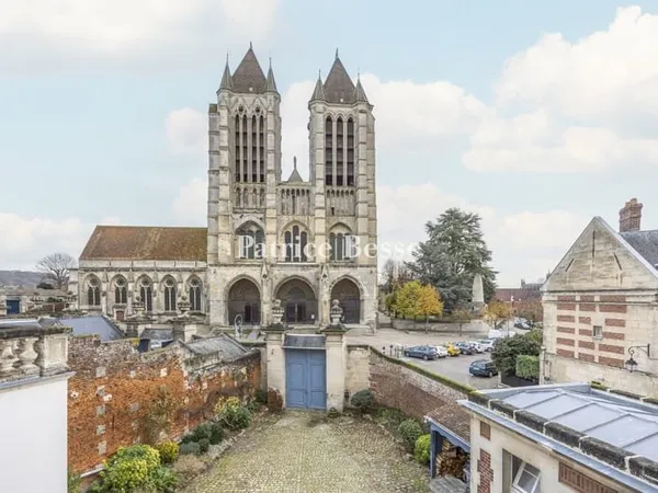 À 1 h 30 de Paris, un hôtel particulier du 17e s. face à la cathédrale de Noyon.