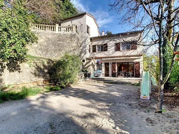 A VENDRE EN EXCLUSIVITE ! Draguignan - 6 pièces, 4 chambres, grand terrain