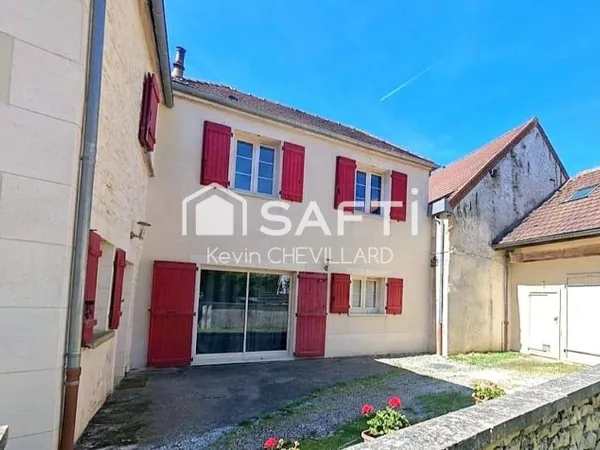 Maison avec grande pièce de vie coup de coeur et garage.
