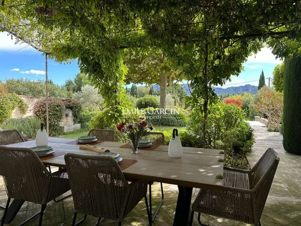 Propriété avec vue , 6 chambres, village de Saint Rémy de Provence à pied, à louer