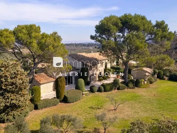 Maison 9 pièces 390 m²