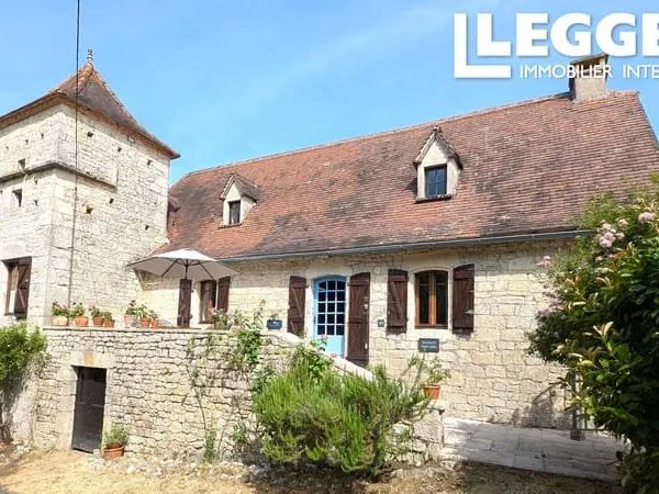 Charmante maison traditionnelle avec pigeonnier, terrain avec piscine et vue dominante !