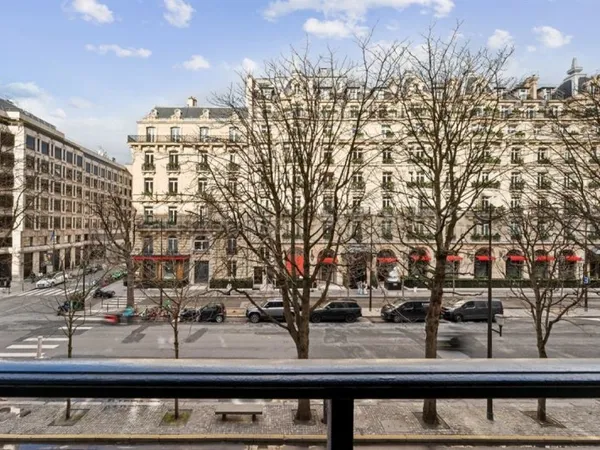 AVENUE MONTAIGNE - FACE AU PLAZA ATHÉNÉE - SUITE D'EXCEPTION 90 M²
