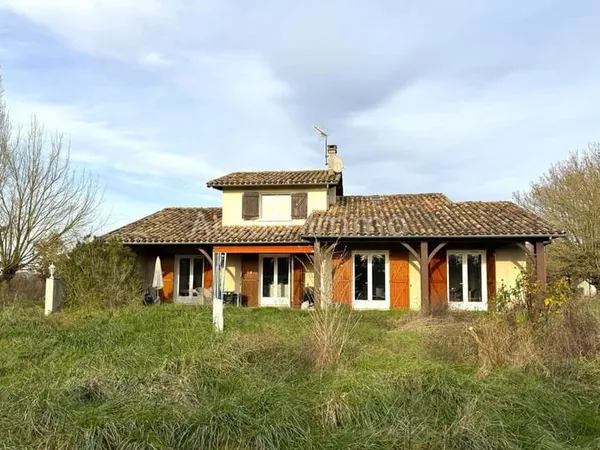 Spacieuse maison 3 chambres, studio indépendant, double gara