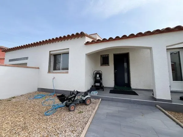 Magnifique maison en R+1 de 190 m² comprenant 6 chambres sur un terrain 3 faces de 450 m² dans un se