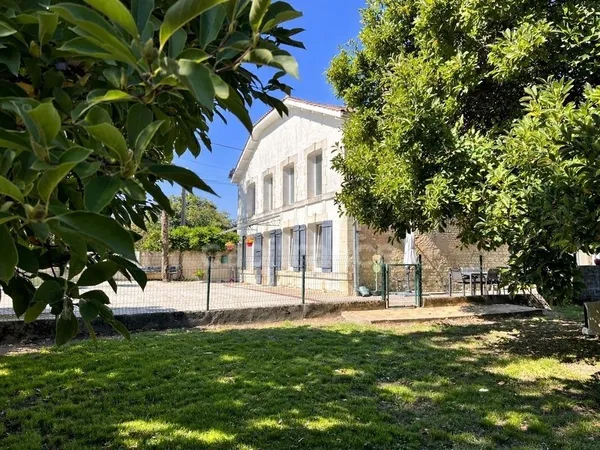Demeure fin XIXe siècle de 137 m² avec piscine et parc - Fort potentiel - Chevanceaux (17)