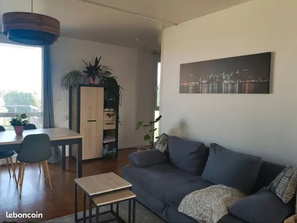 Chambre dans une colocation lumineuse
