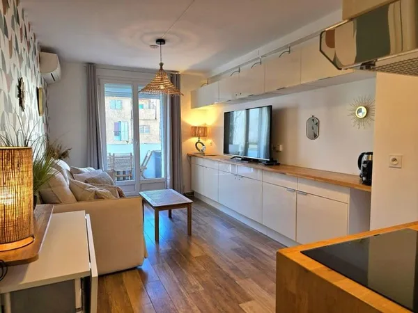 Studio + coin nuit + terrasse, totalement rénové, coeur des Lecques
