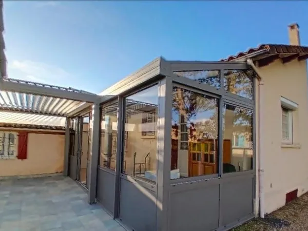 Maison de plain-pied à Saintes type T3 /T4- beau terrain et dépendances.