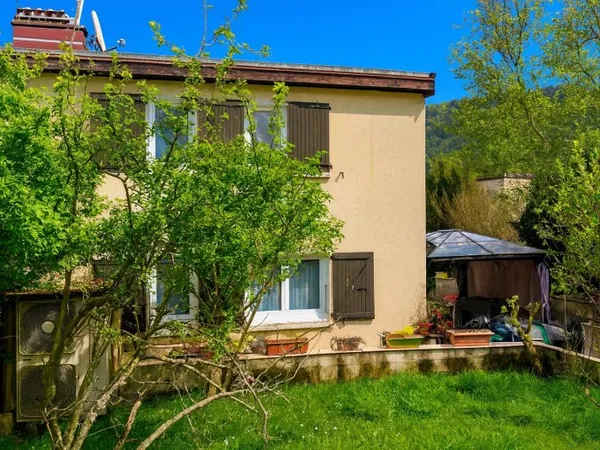 Maison 3 chambres avec extérieur et garage !