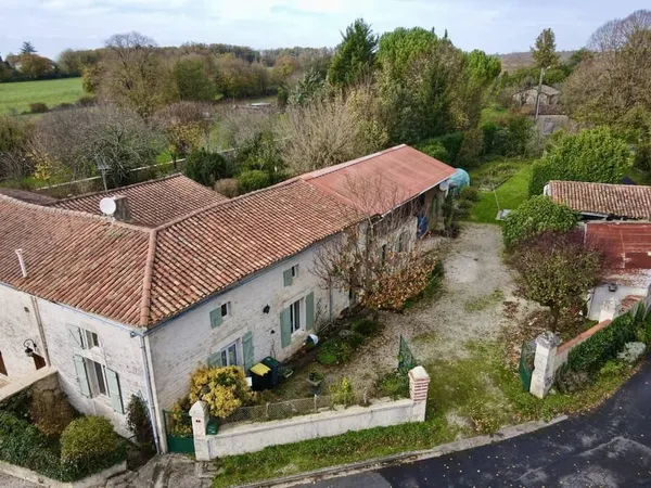 Maison de caractère avec hangar et jardin clos