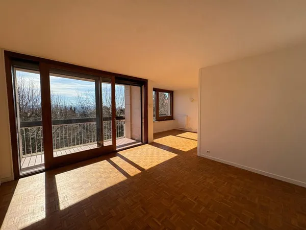 À louer- Appartement T3/4 non meublé, 86 m² lumineux avec terrasse et parking