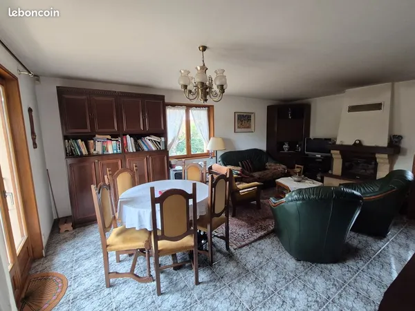 Charmante maison de 9 pièces de 240m2 (120 m2 habitables), située à Douvaine avec un terrain de 857 