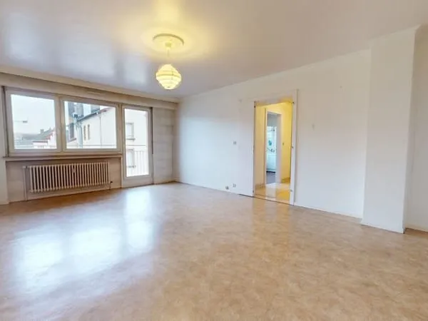 Appartement F3 avec terrasse, cave, grenier et parking couvert.