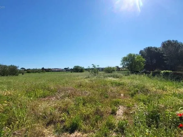 Terrain à bâtir de 2790m2: la campagne proche des commerces!