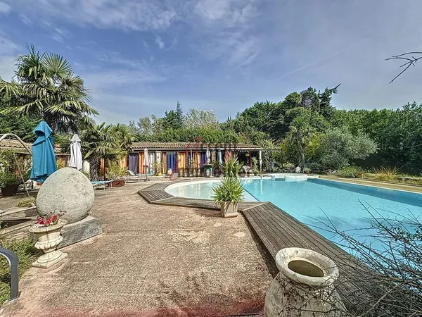 Magnifique Mas Provençal en Pierres avec gites proposant 375 m² aux Portes des Alpilles.