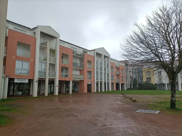 Spacieux Studio Meublé à Louer à la Chaume, avec parking ext