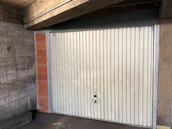 Loue Garage Box Fermé - Lyon 6ème - Proche parc de la Tête d'Or