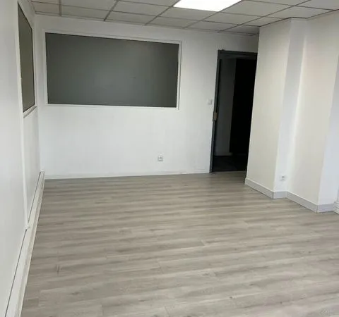 Bureau et espace de travail Location Caissargues  22m² 300€