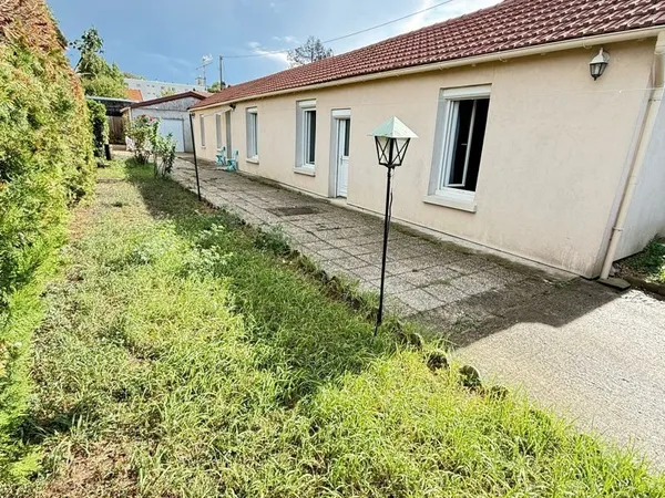 Maison de plain-pied avec grand garage, jardin et stockage - Quartier calme