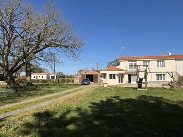 'Propriété rare à Vairé : maison familiale et grange en pier