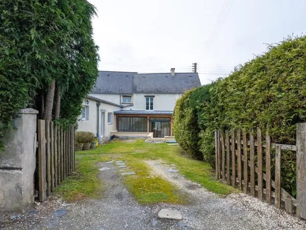 Proche du centre, une maison de ville, son jardin et son garage