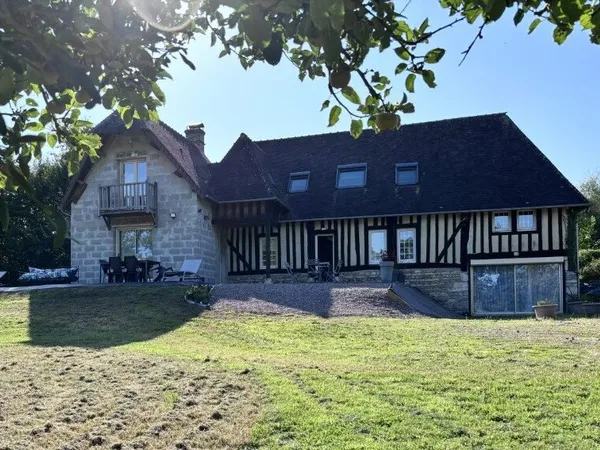 Maison normande avec son bâtiment