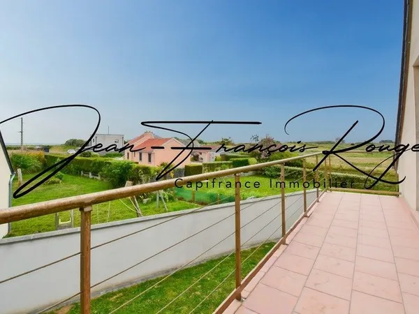 Saint-Marcouf, à 200 mètres de la plage, maison de qualité avec de beaux volumes et une vie de plain