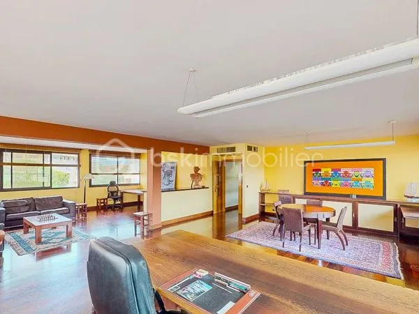 Bureau 9 pièces 262 m²