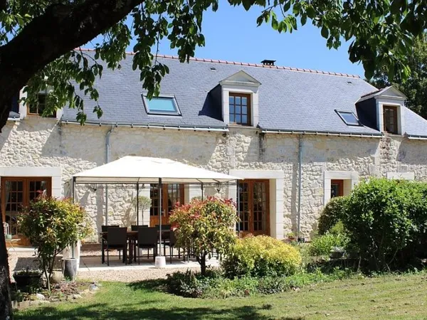Ferme rénovée et conversion de grange élégante avec piscine, terrasses et 4 398 m² de terrain privé.