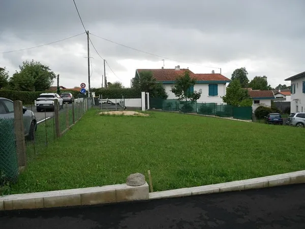 A vendre - Arcangues - Terrain constructible de 689 m2 - Viabilisé et borné .