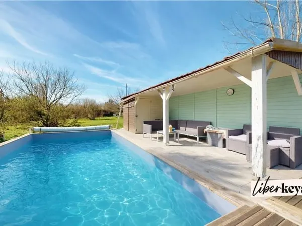 Maison avec studio indépendant, piscine et 5 583 m² de terrain, secteur Cozes- Gémozac