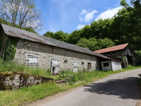 CORREZE. Proche EYMOUTIERS. Grange et Hangar en pierre avec terrain de 2 472m2.