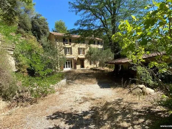 Maison 10 pièces 240 m²