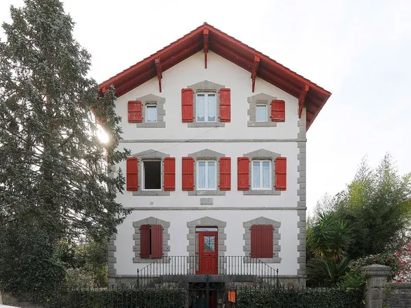 Hendaye proche des commodités appartement T5 avec garage, cave et petit jardin