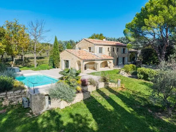 Charmante propriété avec terrain et piscine à Vaison-la-Romai