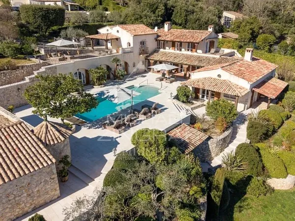 Proche Saint-Paul-de-Vence : Superbe propriété dans un domaine fermé