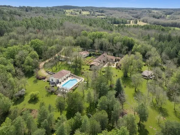 Il était une fois...un domaine secret en Périgord Noir Avec une maison principale, 2 chambres d'hôte