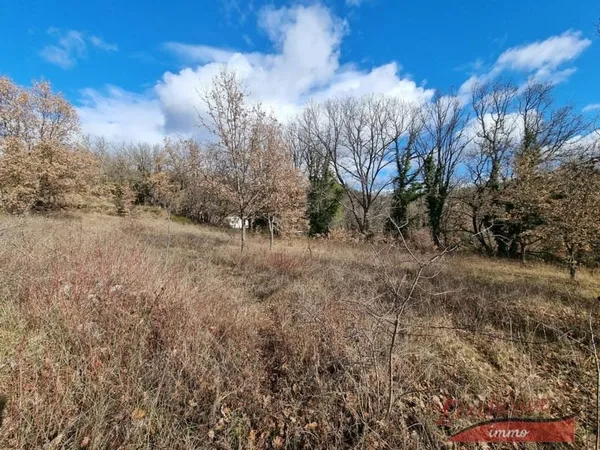Terrain 636 m²