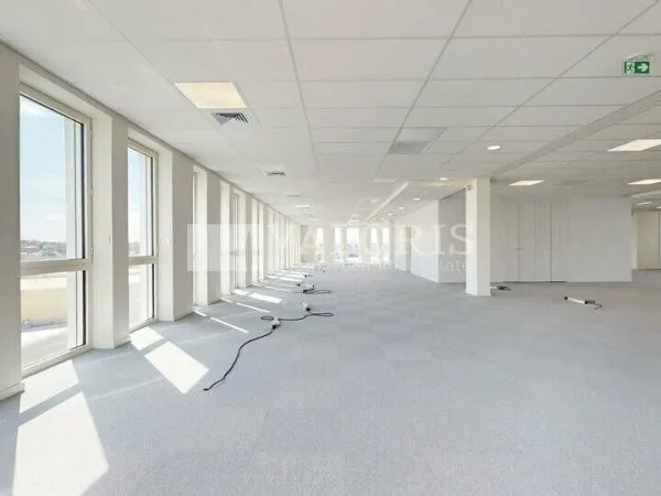 Bureau 7 pièces 3769 m²