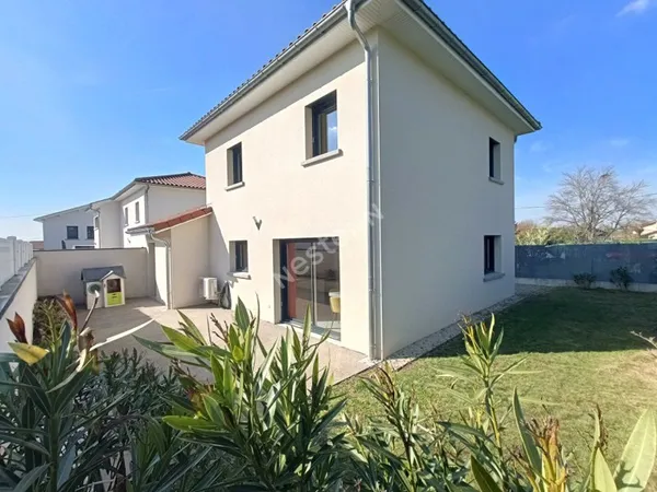 Maison récente et fonctionnelle de type 4 avec garage et terrain.