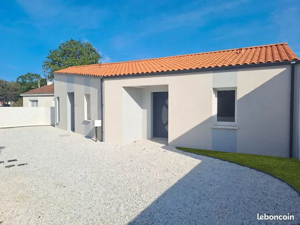 Maison neuve - Commerces à pied